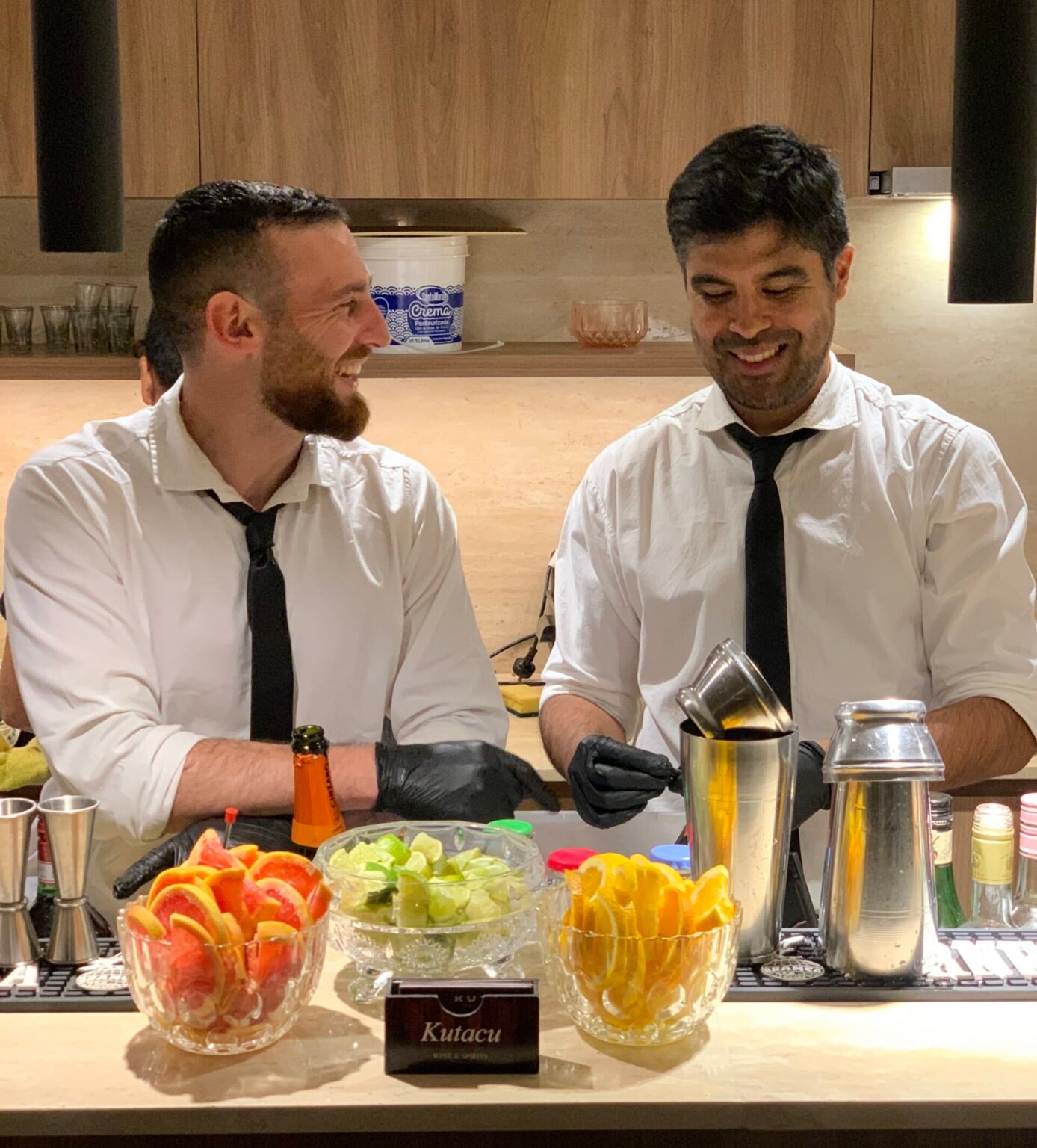 dos bartenders trabajando