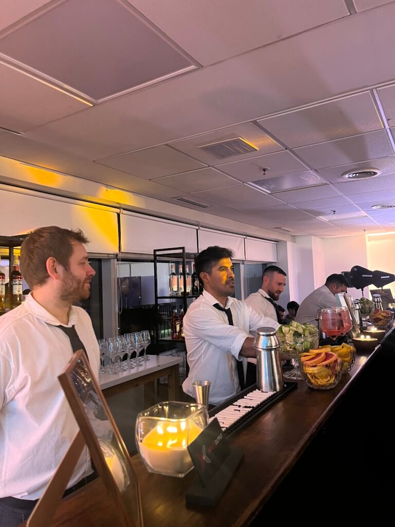 bartenders trabajando